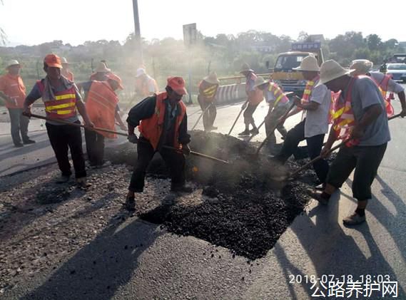 陕西：眉县公路段积极开展雨后路面病害修复工作